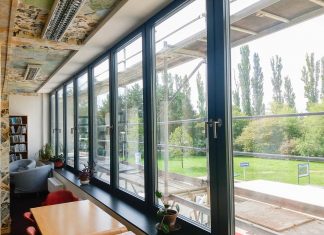 Knihovna opět otevřena, rekonstrukce Sportovní haly pokračuje