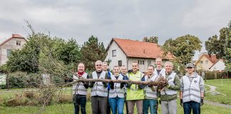 Zaměstnanci Doosan Bobcat pomáhají během komunitních dnů dobrovolnictvím v Dobříši i po celém světě