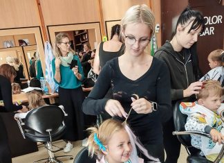 Malí návštěvníci v kadeřnickém salonu SOU Hluboš