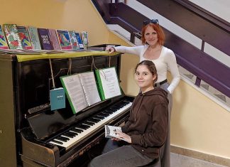 V ZUŠ Dobříš otevřeli MLUVÍCÍ KLAVÍR. Ředitelka školy Lucie Karlová popisuje, o co jde