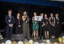 Studenti dobříšského gymnázia spojili zábavu s pomocí. Společenský večer vynesl útulku přes 38 tisíc korun