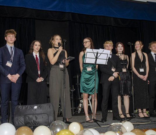 Studenti dobříšského gymnázia spojili zábavu s pomocí. Společenský večer vynesl útulku přes 38 tisíc korun