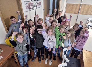 Škola žije naplno: Výprava za obry, divadlo i rekordman z La Manche!